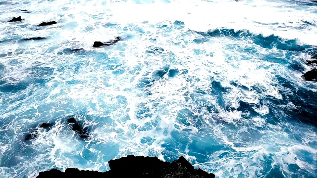 狂野的蓝海-白海泡沫-海浪粉碎视频素材