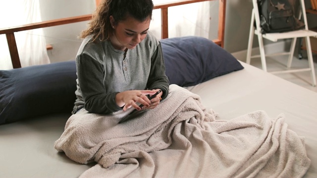 在床上用药片的女人视频素材