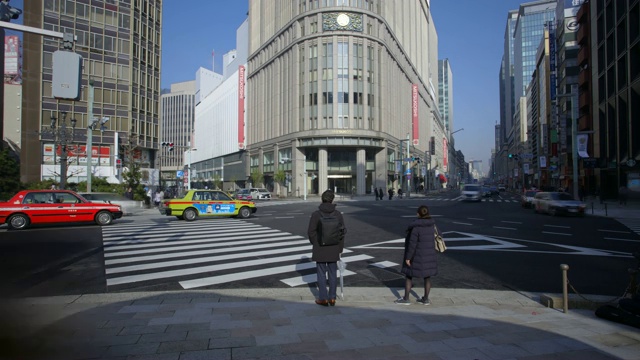 日本东京繁忙街道的一段时间，展示了繁忙的交通和移动的行人视频素材