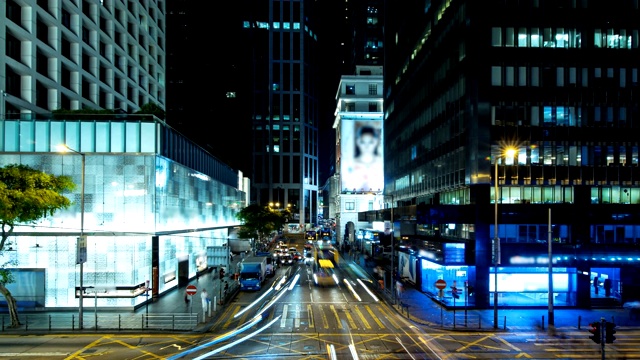 繁忙的交通在高峰时间穿过香港的主要道路。视频素材