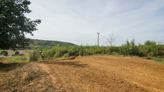 越野赛车时，土路摩托车在土路上跳跃视频素材