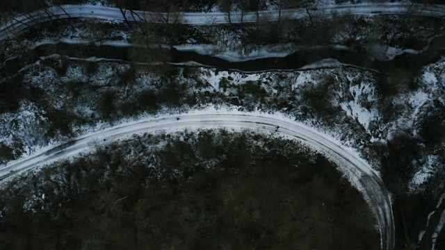 鸟瞰图的森林小径覆盖着新鲜的雪在中午视频素材