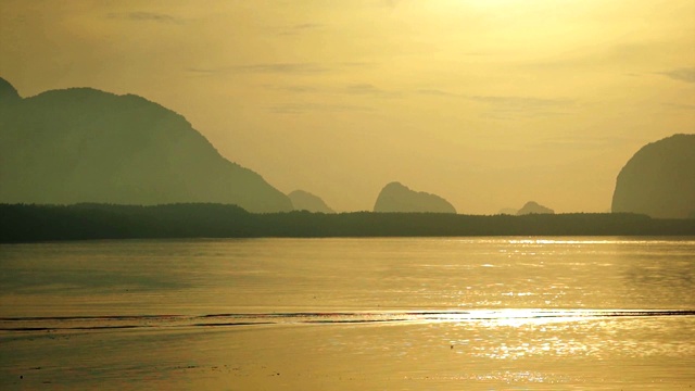 海上日出带渔船视频素材