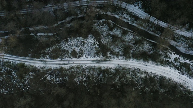 鸟瞰图的森林小径覆盖着新鲜的雪在中午视频素材