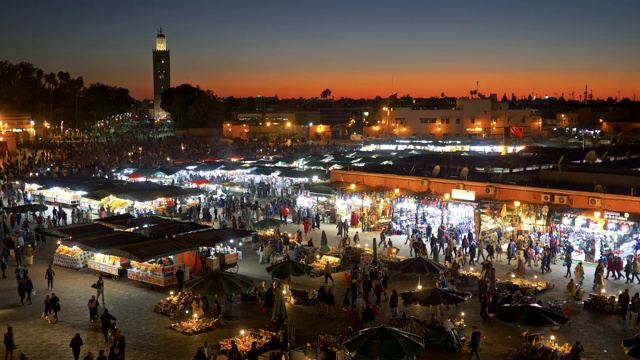 日落之后，摩洛哥马拉喀什Jemaa el-Fnaa广场上的集市上挤满了人。4 k, UHD视频素材