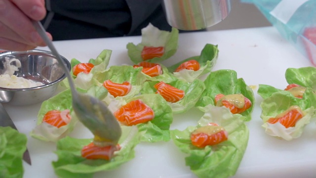 国际厨师厨师新鲜鲑鱼为开胃菜在泰国曼谷。视频素材