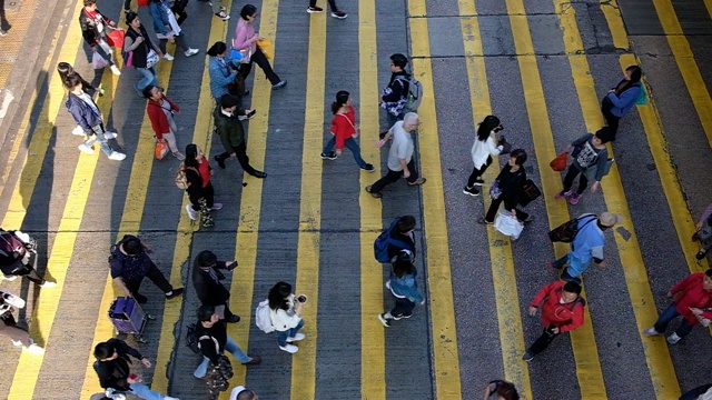 慢动作人行横道在高峰时间拥挤的人群过马路视频素材