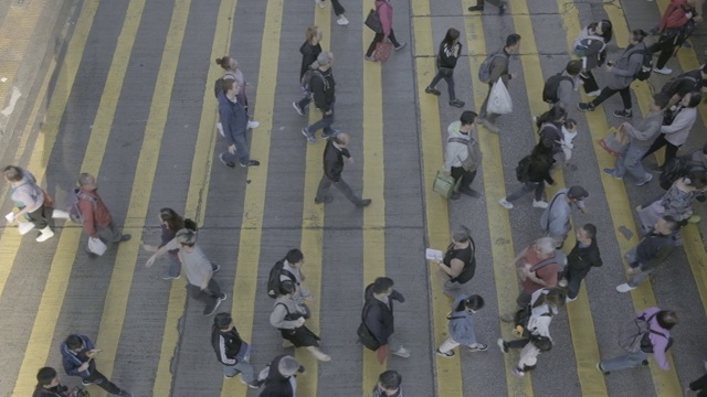 慢动作人行横道在高峰时间拥挤的人群过马路视频素材