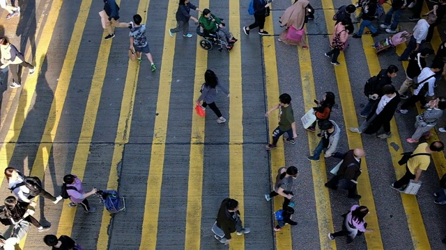 慢动作人行横道在高峰时间拥挤的人群过马路视频素材