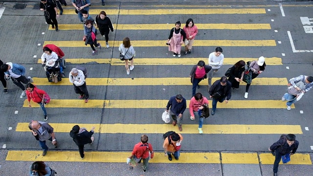 慢动作人行横道在高峰时间拥挤的人群过马路视频素材