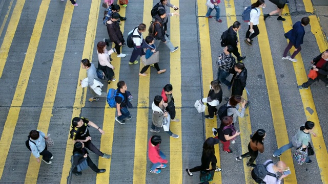 往下看人行横道，拥挤的人群在高峰时间过马路视频素材