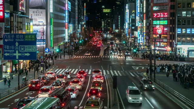 在日本东京新宿，一群不明身份的人在人行道上行走。日本霓虹街文化与购物概念视频素材