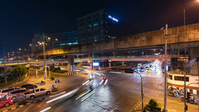 城市夜间交通与城市生活视频素材