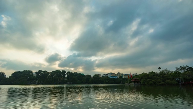 玉山寺在还剑湖与多云的天空，河内，越南，时间流逝视频视频素材