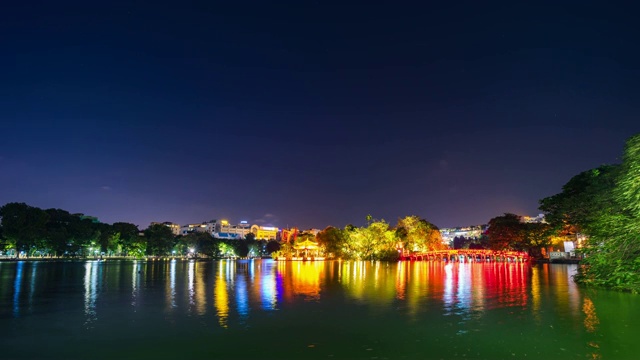 美丽的红桥在晚上，Huc桥在还剑湖，河内，越南，时间流逝视频视频素材