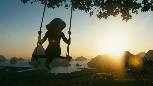 戴着帽子的女游客在夏季日落的户外在著名的地标Samet Nangshe视点在亚洲，泰国视频素材