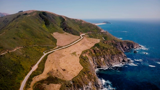 美丽的电影航拍史诗1号公路和太平洋夏季海岸风景全景大苏尔加利福尼亚。视频素材