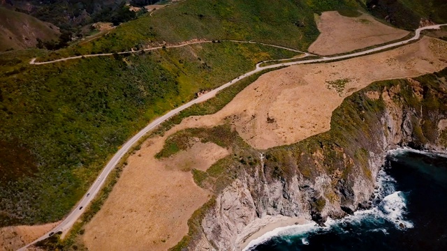 无人机在加州大苏尔留下了令人惊叹的1号高速公路和美丽的太平洋阳光海岸风景。视频素材