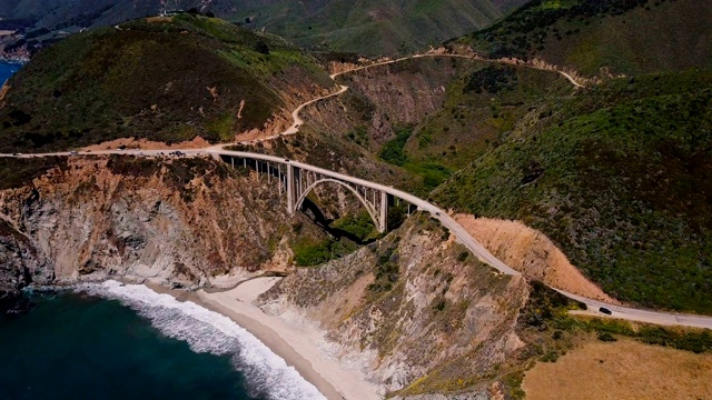 美丽的电影航拍史诗著名的比克斯比峡谷桥和高速公路1夏季风景在大苏尔加利福尼亚。视频素材