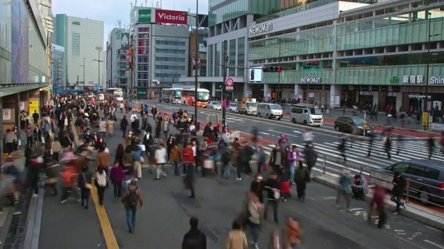 这是日本东京新宿区的一条繁忙街道，展示了繁忙的车流和行人视频素材