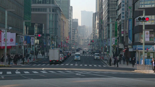 日本东京繁忙街道的一段时间，展示了繁忙的交通和移动的行人视频素材