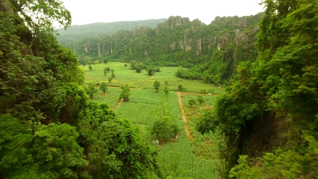 鸟瞰泰国Noen Maprang的石灰岩山村庄视频素材