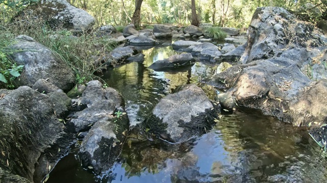 自然镜头，河流景观与岩石和树木在山上视频素材