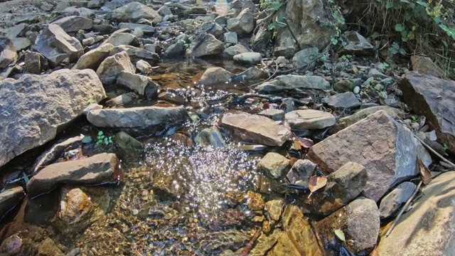 自然镜头，河流景观与岩石和树木在山上视频素材