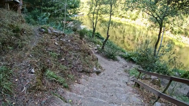 自然镜头，河流景观与岩石和树木在山上视频素材