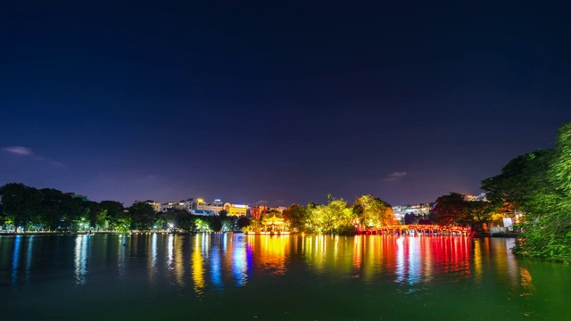 七彩美丽的红桥在晚上，Huc桥在还剑湖，河内，越南，夜间时光流逝视频视频素材