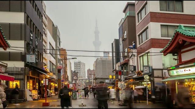 4K时间流逝-拥挤的人与东京天空树在背景附近浅草模板-日本东京浅草视频素材