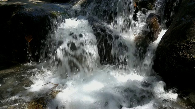 从瀑布倾泻而下的水视频素材