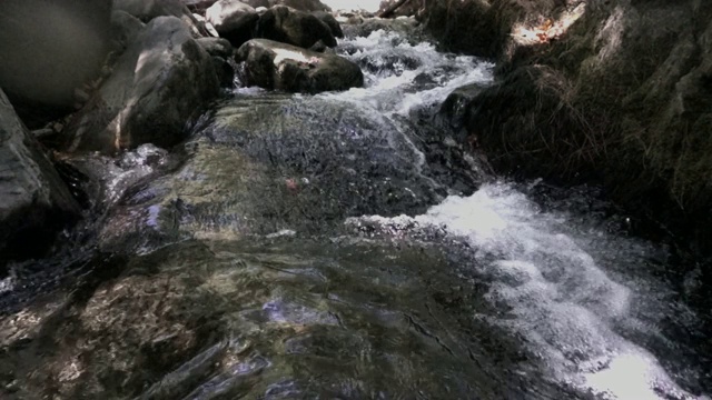 从一个静止的相机前面拍摄一股水流的慢动作。视频素材