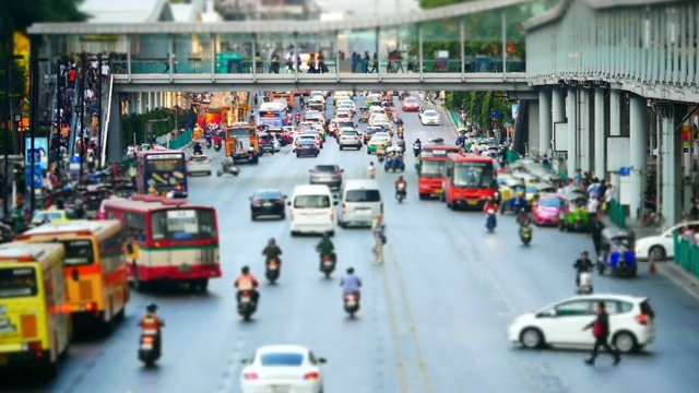 道路交通和行人穿过天空步道在百货商店前面视频素材