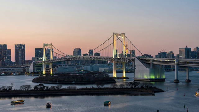 在日本东京御台场，4K时间推移的彩虹桥和周围的东京湾地区日落时的东京塔。日本文化和城市景观概念视频素材