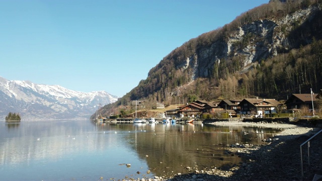 瑞士乡村地区，有湖景和雪山视频素材