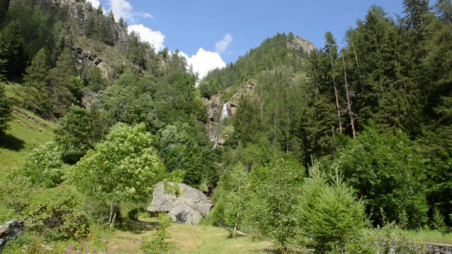 瀑布的水在山区景观视频素材