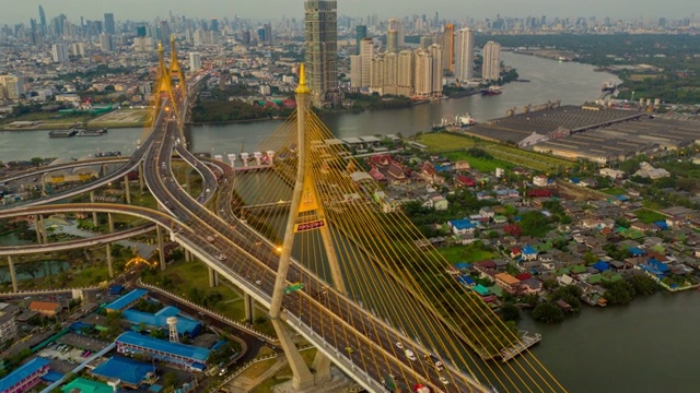 横跨湄南河的普密蓬悬索桥鸟瞰图视频素材