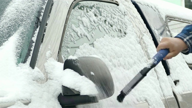 雨后在雪地里清理车窗视频素材