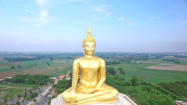 鸟瞰图的大佛在Wat Muang，泰国视频素材