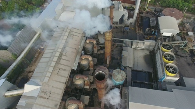 烟雾，来自工厂的空气污染，空中拍摄视频素材