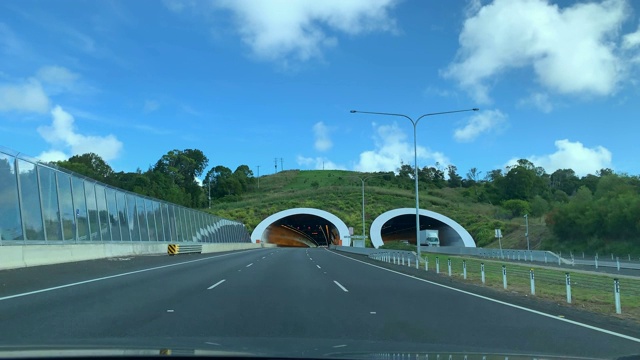 视频旅行通过一个道路隧道视频素材