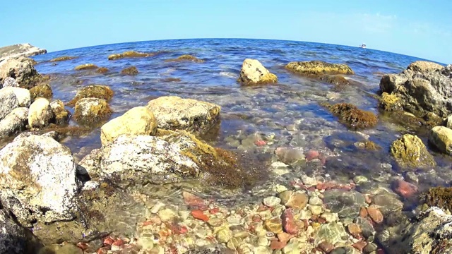 大海或海岸下的蓝天。非常干净的水视频素材