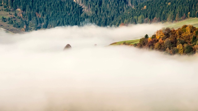 雾云飘过秋天的国家视频素材