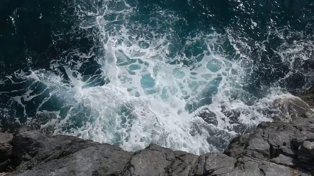 海浪拍打着迈奥里海岸视频素材