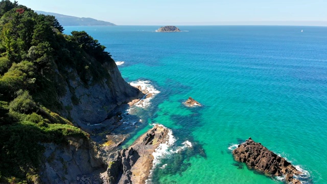 飞越西班牙北部海岸，大西洋。绿松石般的水和岩石。空中射击,4 k视频素材