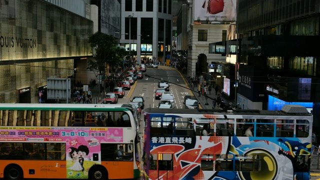 2019年3月6日，中国香港:香港德辅道中区交通繁忙。这是香港一条繁忙的主干道视频素材