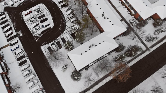 街道上的雪，冬天的城镇，城市里的阳光，美好的一天视频素材