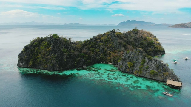 菲律宾科伦岛船上令人惊叹的航拍海景。绿松石水，船，丛林，悬崖，度假，旅游景点/ 4K无人机视频视频素材