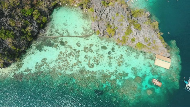 菲律宾科伦岛船上令人惊叹的航拍海景。绿松石水，船，丛林，悬崖，度假，旅游景点/ 4K无人机视频视频素材